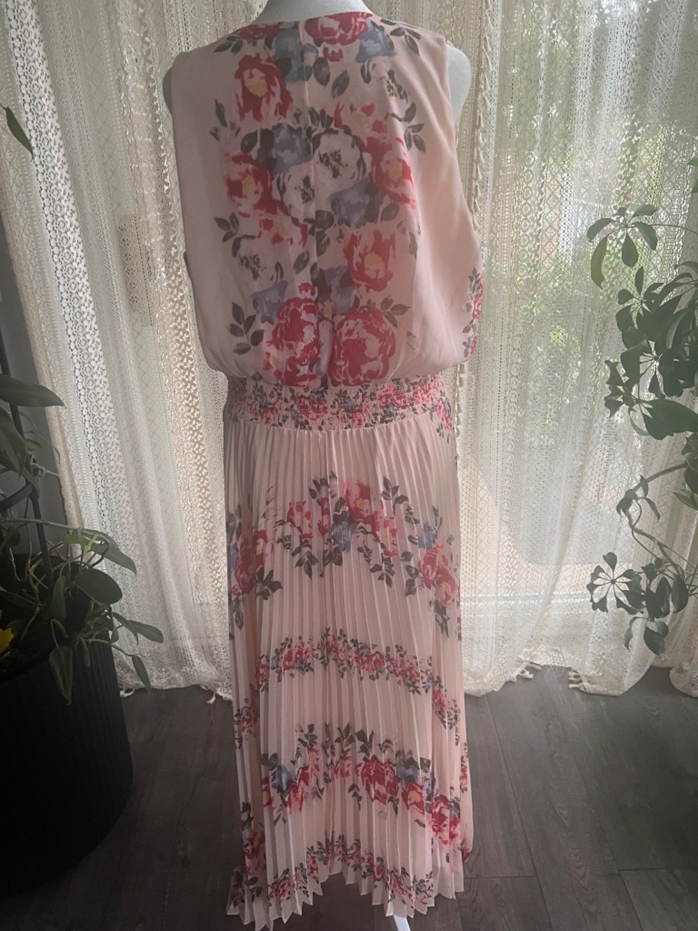 White House Black Market floral pleated v neck flowy dress - Picture 9 of 12